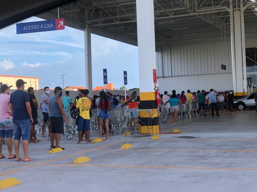 Estacionamento do supermercado durante a inauguração em Parnaíba, Litoral do Piauí — Foto: Reprodução