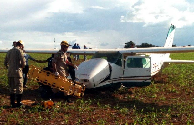 Avião faz pouso forçado em zona rural de Planaltina (DF) (Foto: Divulgação/ Corpo de Bombeiros)