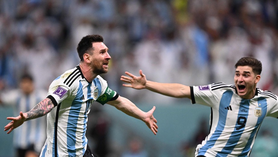 Álvarez e Messi durante partida da Argentina na Copa do Mundo de 2022