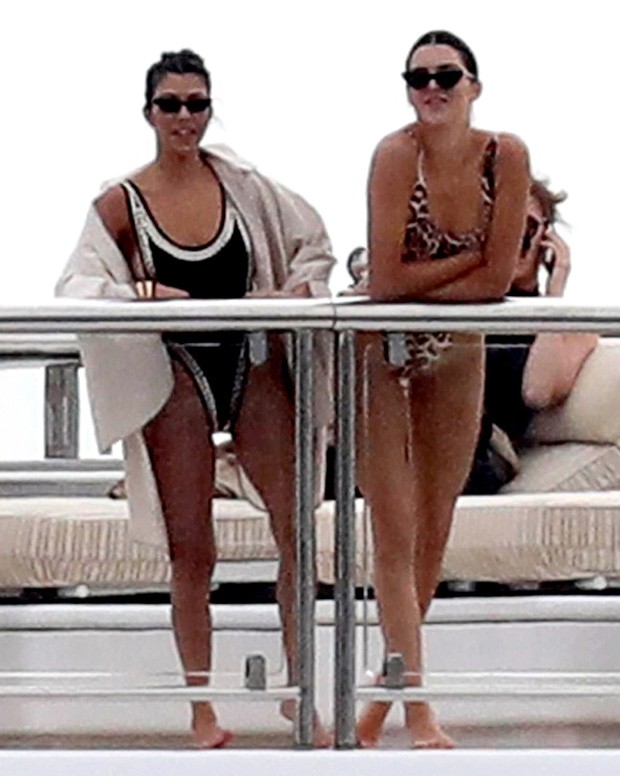 Kendall Jenner e Kourtney Kardashian de férias no Sul da França (Foto: AKM Images)