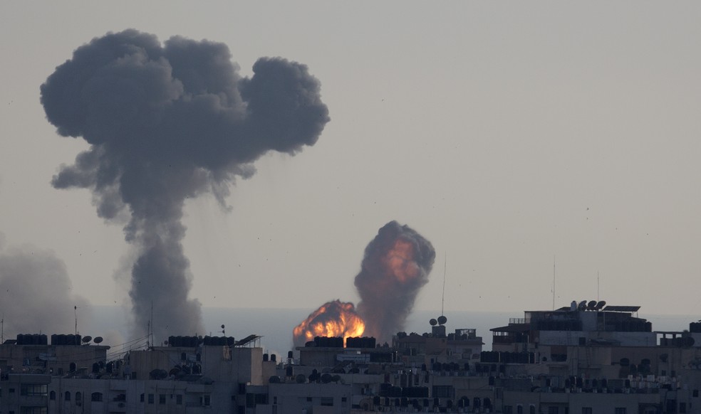 Ataque aéreo israelense atinge a Cidade de Gaza em 4 de maio de 2019. — Foto: AP/Hatem Moussa