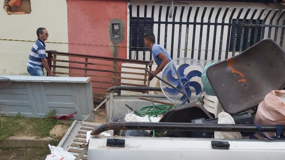 Moradores tentam salvar objetos de dentro de casas ameaçadas pela chuva em Piripiri, no Piauí — Foto: Renan Nunes/ TV Clube