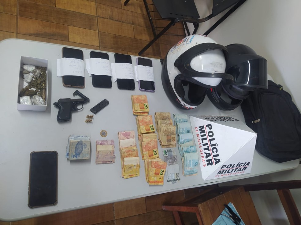 Dinheiro recuperado e materiais apreendidos em roubo a posto de combustíveis em Araguari — Foto: Polícia Militar/Divulgação