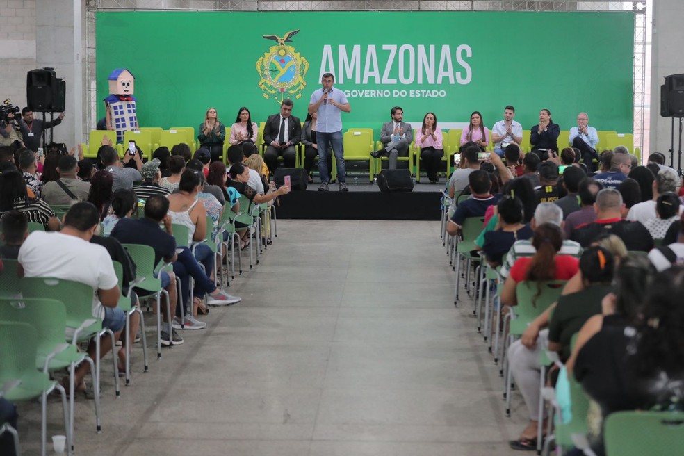 Pagamento para famílias afetadas pelas chuvas em Manaus ocorreu em evento — Foto:  Diego Peres/Secom