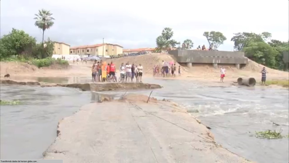 Chuva destrói ponte improvisada no Rio Maranguapinho (Foto: TV Verdes Mares/Reprodução)