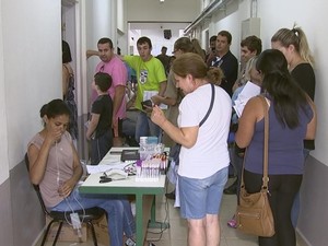 Corredores e salas da faculdade ficaram cheias de gente querendo doar (Foto: Reprodução/ TV TEM)