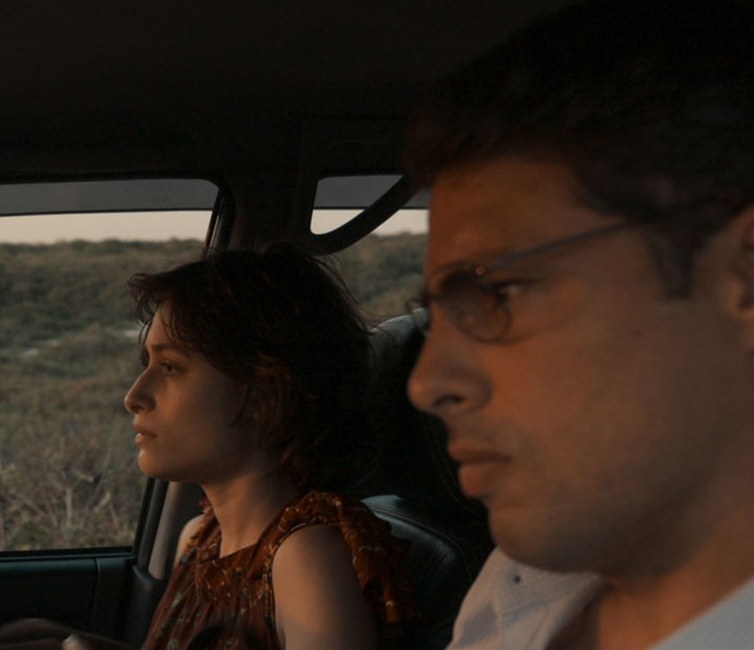 Maurício dá carona para Débora, que também viaja sem destino (Foto: TV Globo)
