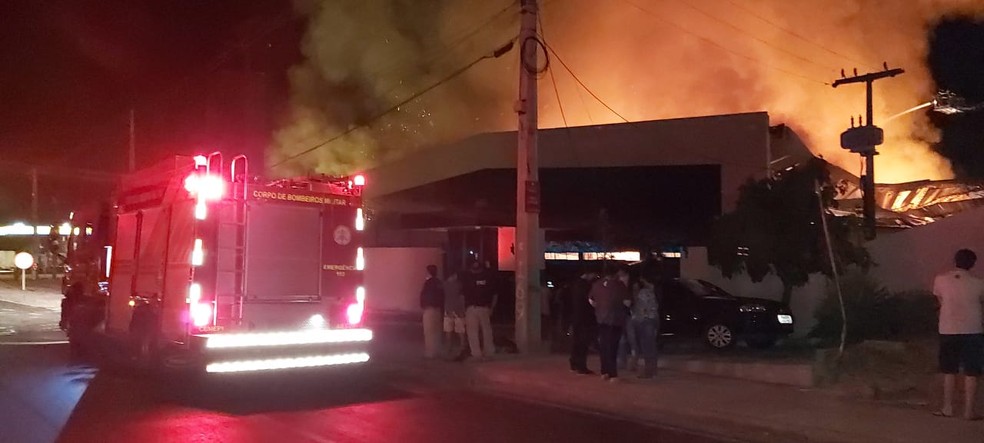 Incêndio de grandes proporções atinge distribuidora na Zona Sul de Teresina — Foto: Ravi Marques/TV Clube