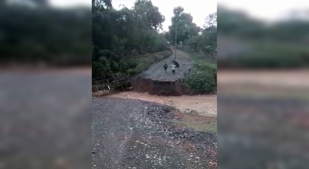 Chuva destrói ponte do bairro Bueninho, em Laranjal Paulista, pela terceira vez em 2022. — Foto: Redes sociais