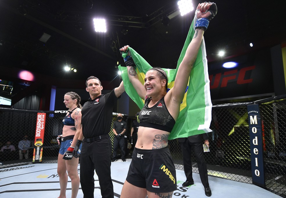 Jennifer Maia comemora vitória contra Joanne Calderwood — Foto: Getty Images