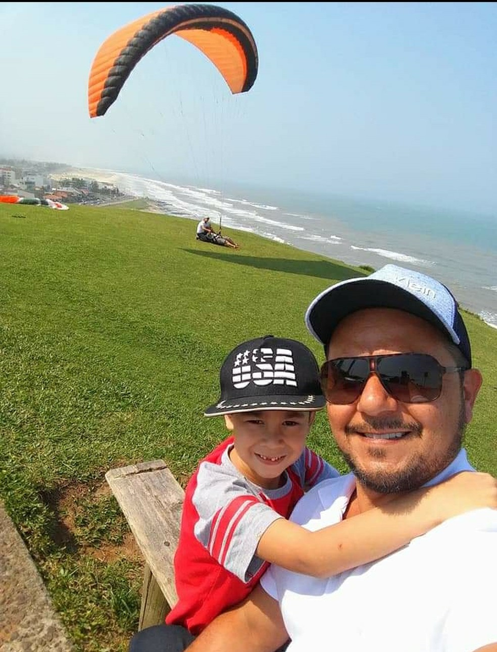 Rodrigo Medina Lopes, 45 anos, e Bruno, filho adotado por ele após morte da ex — Foto: Arquivo Pessoal