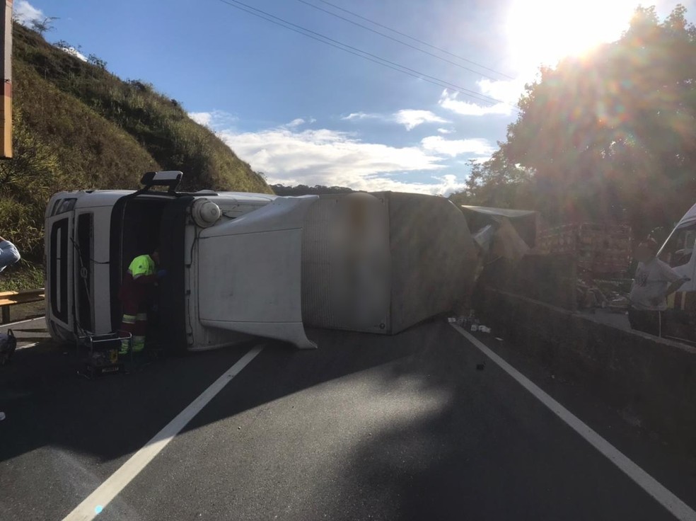 carreta tomba fere motorista e deixa transito lento na dutra em pirai sul do rio e costa verde g1