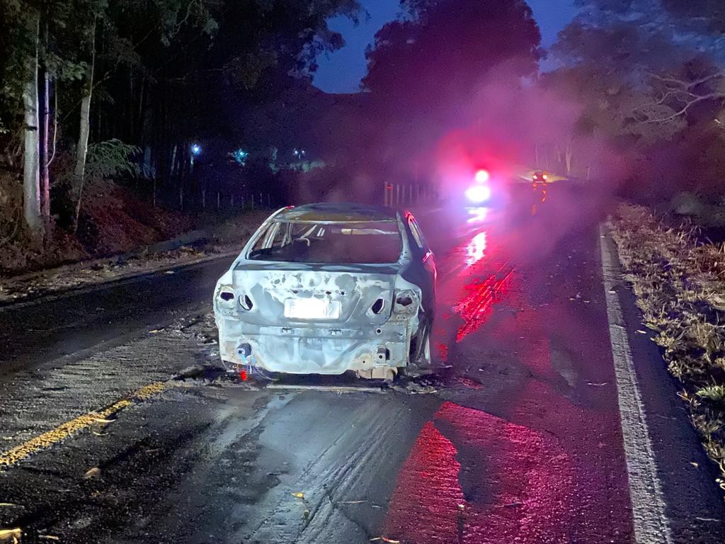 Motociclista morre e carro pega fogo depois de batida na BR-474, próximo a Taparuba