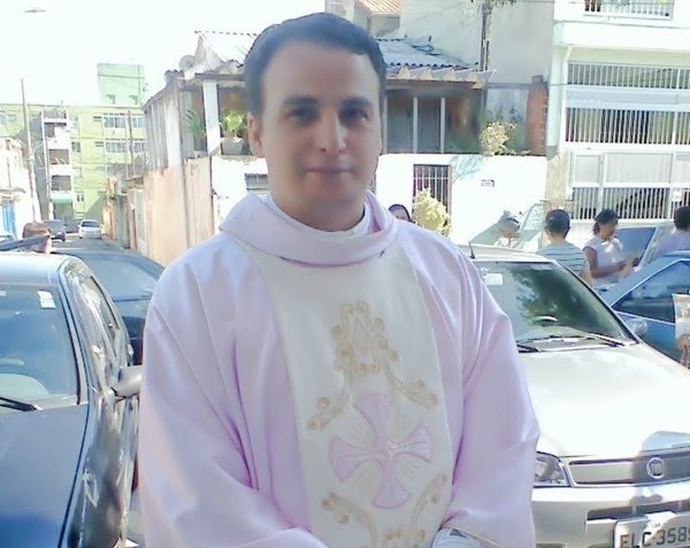 Padre Anderson de Moraes Domingues, de 43 anos, foi preso em flagrante em Guarujá (SP) acusado de estupro — Foto: G1 Santos