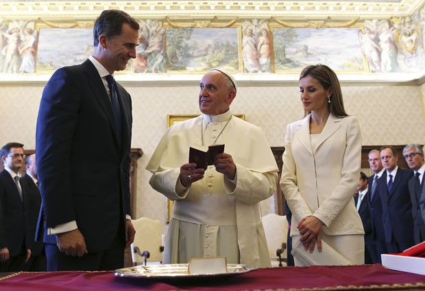 O Papa Francisco ao lado dos reis da Espanha, Felipe VI e Letizia, no Vaticano nesta segunda-feira (30) (Foto: Reuters)