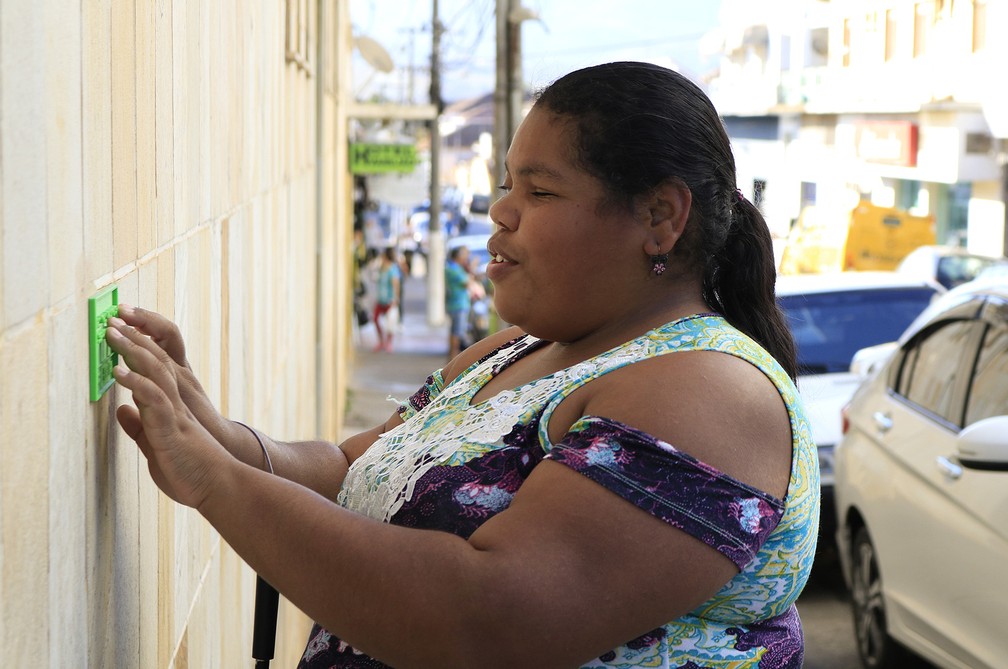 Deficientes visuais já utilizam placas de identificação em braille em Santa Rita do Sapucaí (Foto: Arquivo Pessoal/Lucas Amaral)