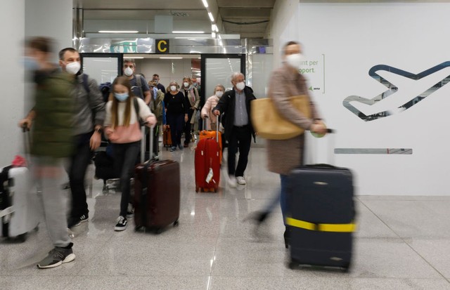 27 March 2021, Spain, Palma: Passengers arrive at Palma de Mallorca Airport. At the start of the Easter holidays in Germany, the number of Corona infections on Mallorca and the other Balearic Islands continues to be low. On the island, where thousands of  (Foto: dpa/picture alliance via Getty I)