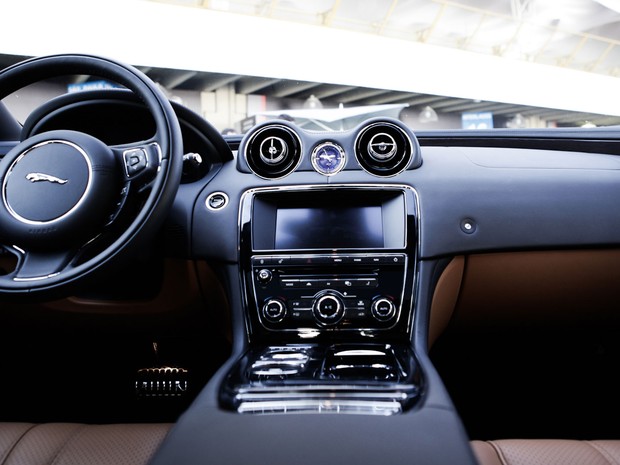Jaguar XJ tem tela de 12,3 polegadas sensível ao toque  (Foto: Caio Kenji/G1)