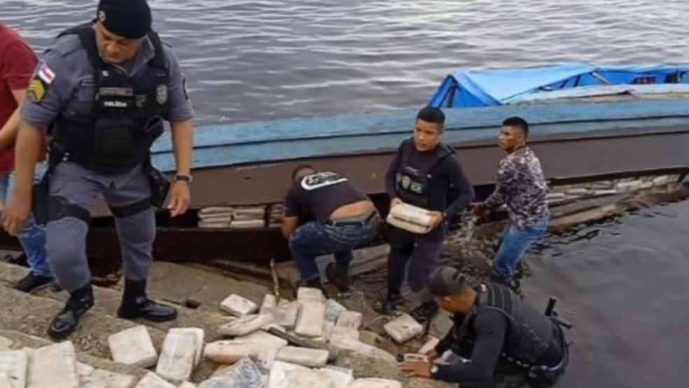 Droga foi apreendida em fundo falso de canoa no Amazonas  — Foto: PM