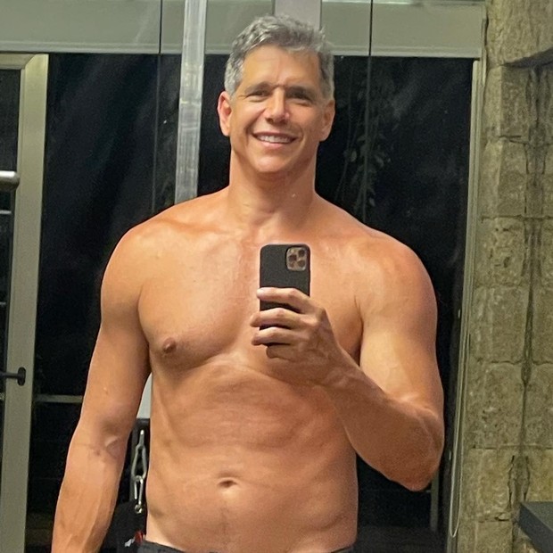 Marcio Garcia posta selfie sem camiseta (Foto: Reprodução/Instagram)
