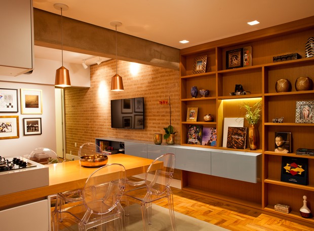 Os móveis foram feitos sob medida para o apartamento. A sala ganhou cores fortes para contrastar com a área íntima que possui cores neutras. (Foto: André Santana/Divulgação)