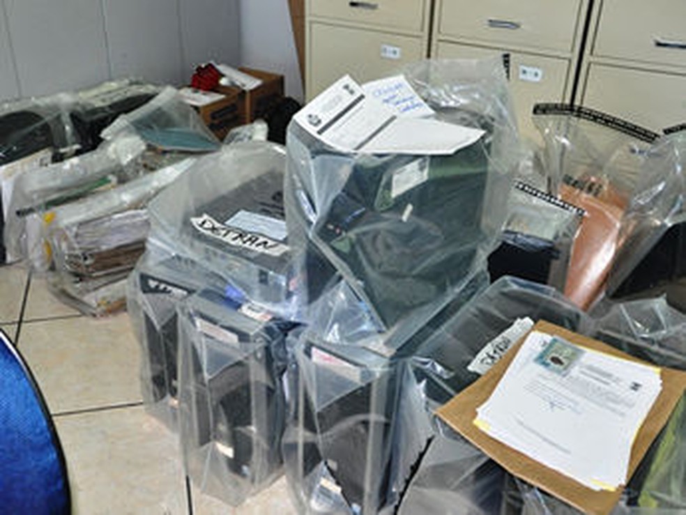 Vários documentos foram apreendidos durante a operação (Foto: Assessoria/Polícia Civil)
