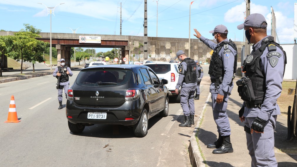 SÃO LUÍS (MA) - Policiais militares fiscalizam veículos no primeiro dia do 'lockdown'. — Foto: Rafaelle Fróes/G1 MA