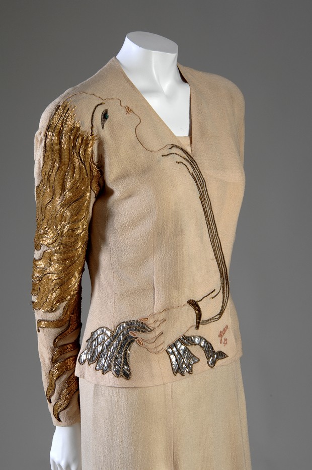 An example of Schiaparelli’s surrealist approach to design. A silk-crêpe and metallic evening ensemble embroidered with a woman’s head from Elsa Schiaparelli’s collaboration with Jean Cocteau (Foto: Getty Images)