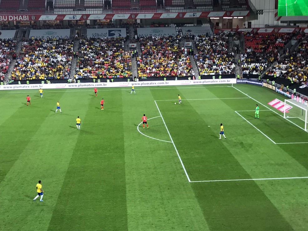 Alisson saiu jogando curto nos tiros de meta da Seleção — Foto: Bruno Cassucci
