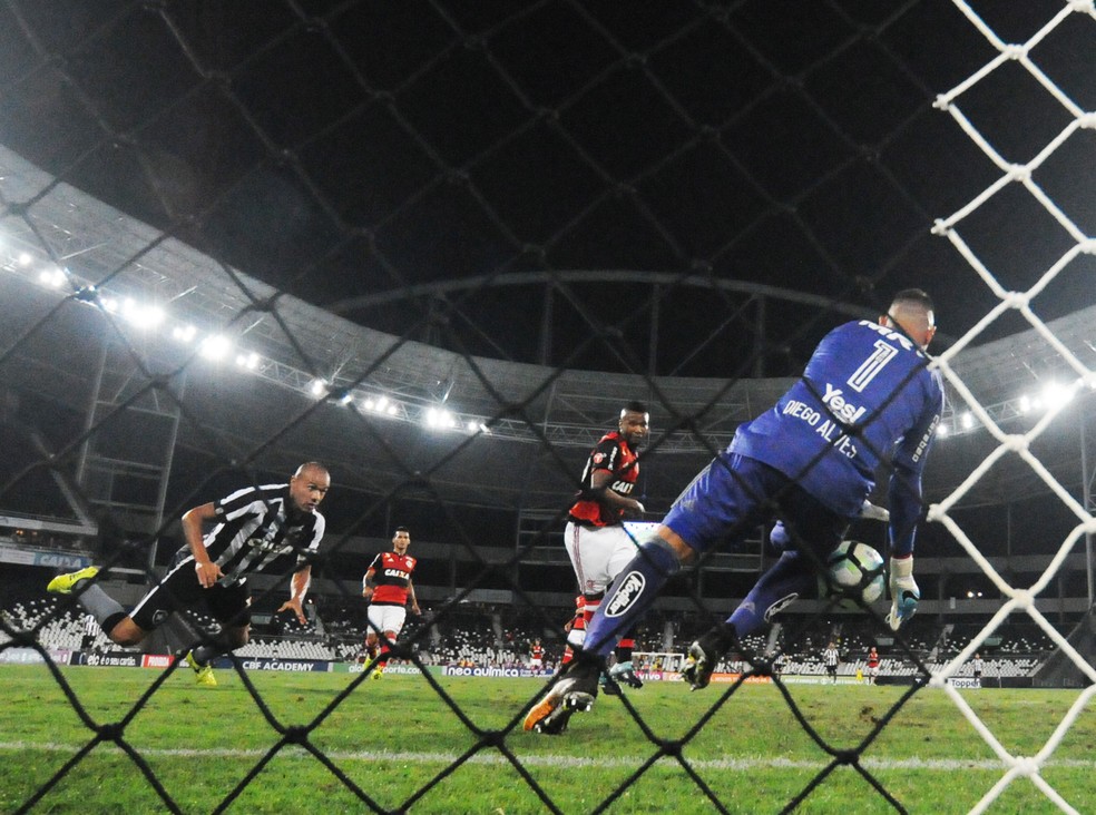 Diego Alves faz boa defesa para evitar gol de Roger no primeiro tempo (Foto: André Durão / GloboEsporte.com)