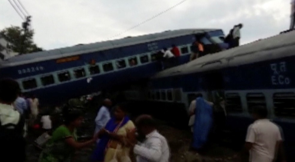Trem descarrilado no estado de Uttar Pradesh, na Índia (Foto: ANI/via REUTERS TV )