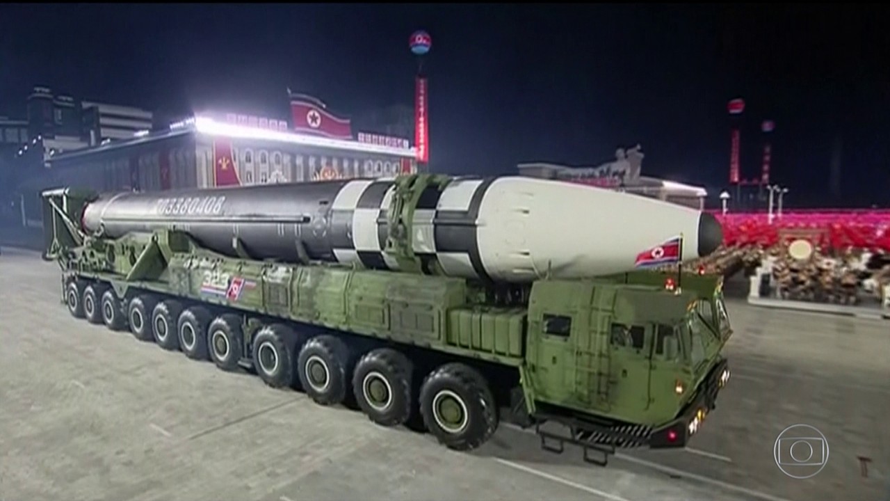 Coreia do Norte exibe míssil balístico intercontinental gigante