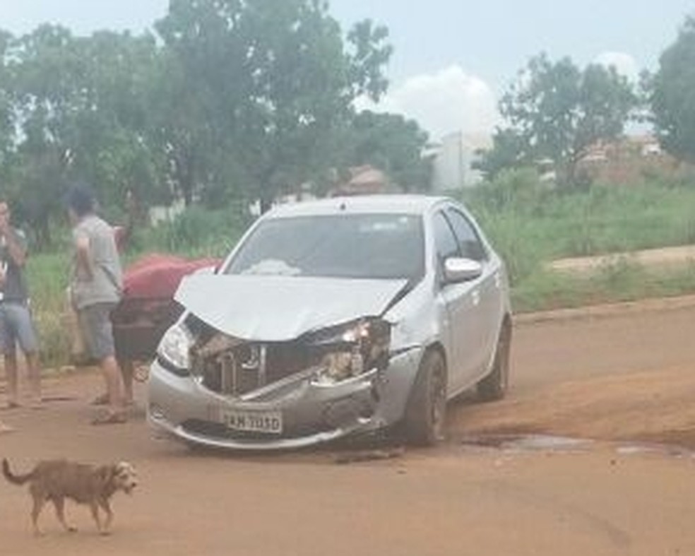 O condutor do carro não teve ferimentos  (Foto: Divulgação)