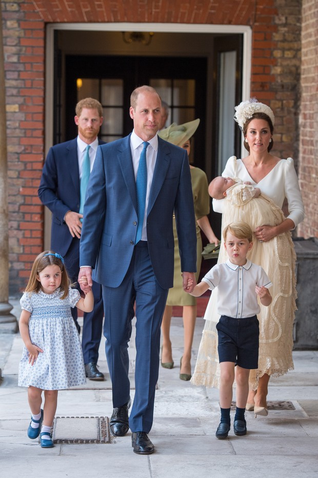 LONDON, ENGLAND - JULY 09: Princess Charlotte and Prince George hold the hands of their father, Prince William, Duke of Cambridge, as they arrive at the Chapel Royal, St James's Palace, London for the christening of their brother, Prince Louis, who is bei (Foto: Getty Images)