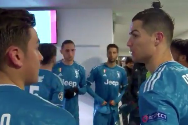 Cristiano Ronaldo e Dybala reclamando da atuação de seus colegas de Juventus (Foto: Twitter)