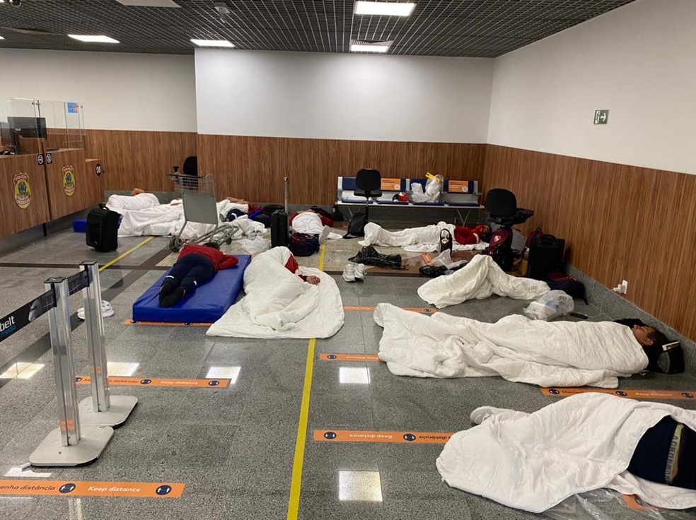 Jogadores do Independiente dormem no chão do aeroporto de Salvador — Foto: Divulgação / Independiente