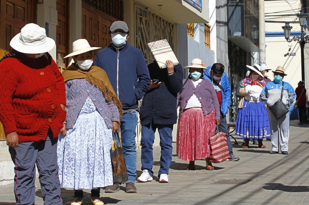 19 de maio: Pessoas na cidade de Puno, no Peru, próxima à fronteira com a Bolívia, aguardam na fila para informações sobre como retirar US$ 1,8 mil (cerca de R$ 6 mil) dos fundos de aposentadoria para enfrentar a crise causada pela pandemia de Covid-19, doença causada pelo novo coronavírus. — Foto: Carlos Mamani/AFP