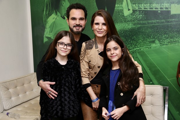 Luciano e Flávia Camargo com as filhas (Foto: Manuela Scarpa/Brazil News)