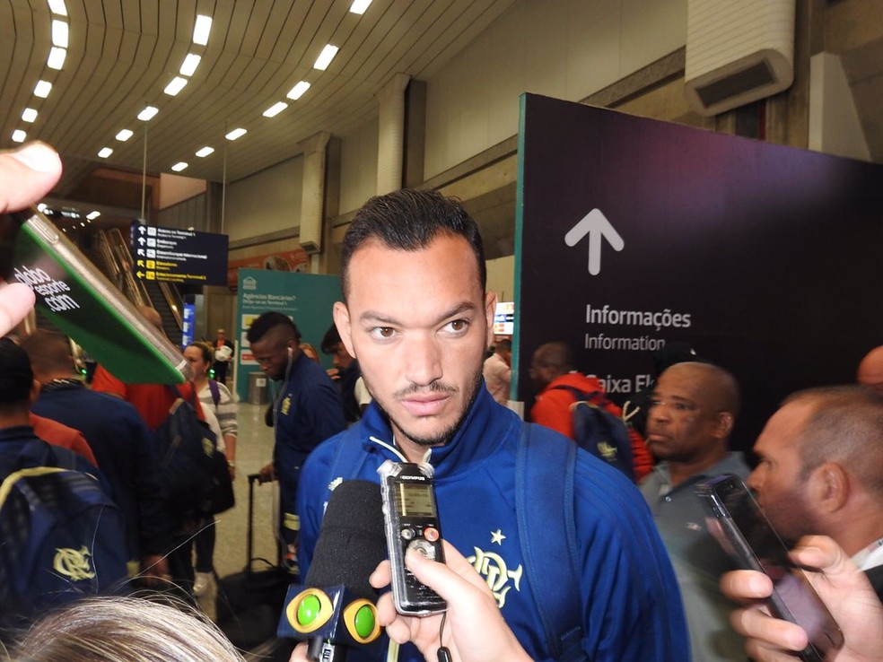 Réver falou com a imprensa durante desembarque do Flamengo (Foto: Fred Gomes / GloboEsporte.com)