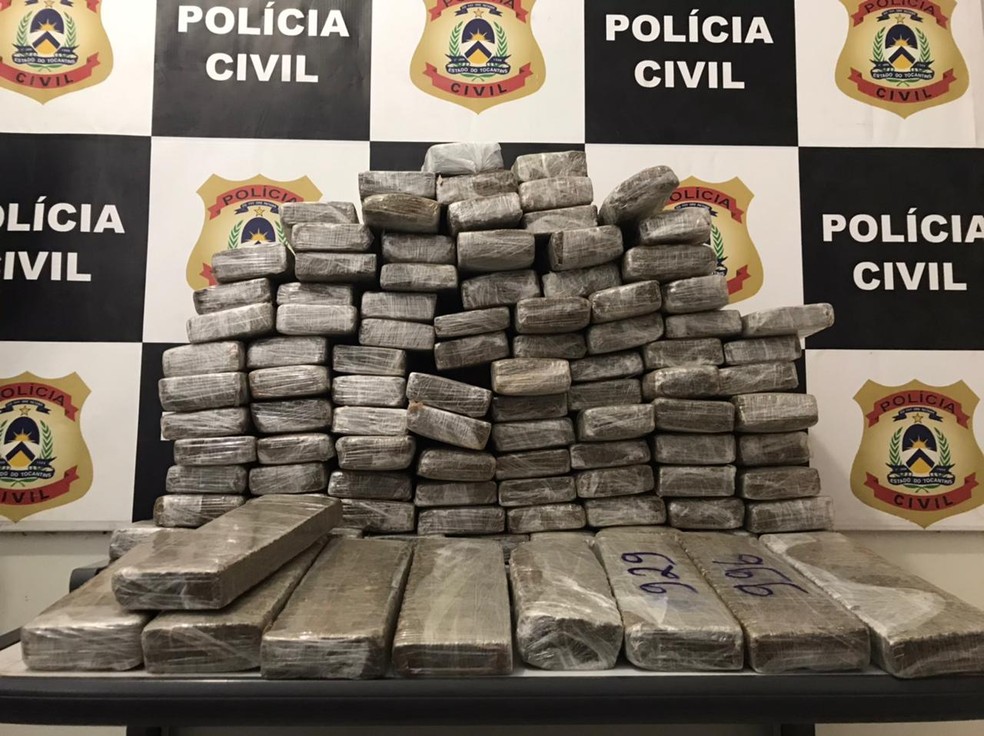Tabletes de maconha foram apreendidos pela polícia — Foto: Cinthia Ribeiro/TV Anhanguera