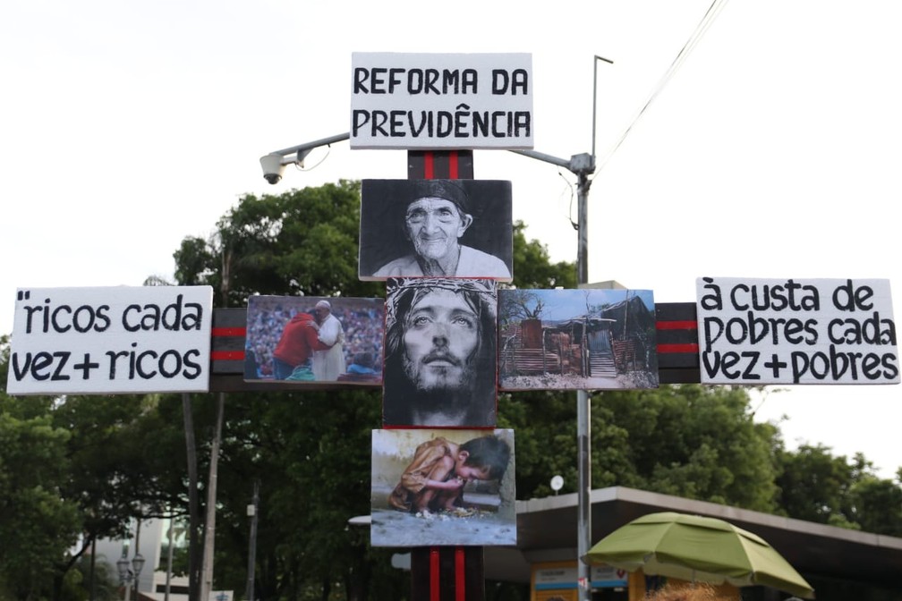 Protesto contra reforma da Previdência toma ruas no Centro do Recife — Foto: Marlon Costa/Pernambuco Press