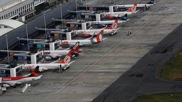 Aviões são vistos no aeroporto Santos Dumont no Rio de Janeiro, Brasil (Foto: Nacho Doce/Reuters)