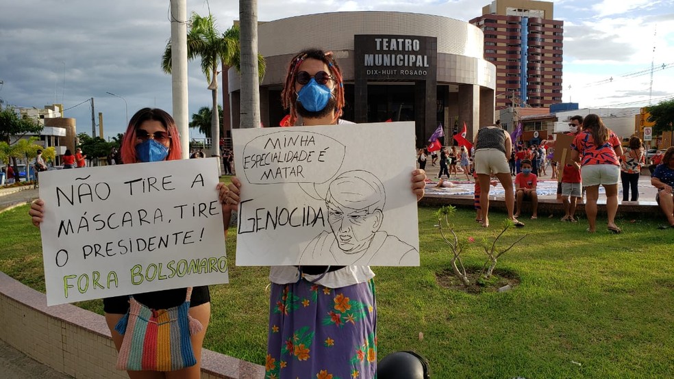 Manifestantes promovem atos contra o presidente Jair Bolsonaro em Mossoró — Foto: Iara Nóbrega/Inter TV Costa Branca