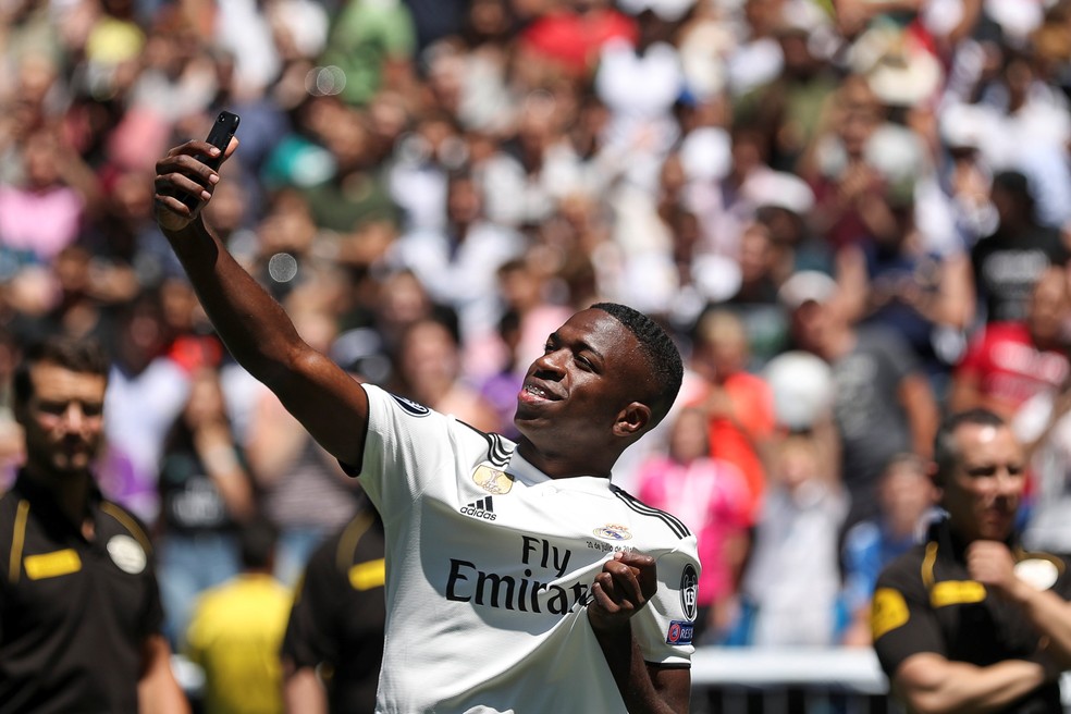 Vinicius Junior tira selfie vestindo a camisa do Real Madrid (Foto: Reuters)