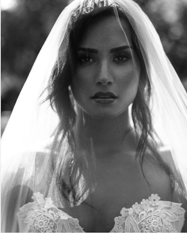 A cantora Demi Lovato vestida de noiva em cena de um clipe (Foto: Instagram)