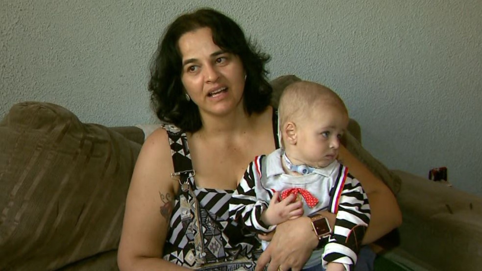 A t&eacute;cnica de enfermagem Lucimar Pereira Bueno, e o menino Miguel, em Franca (SP) (Foto: Reprodu&ccedil;&atilde;o/EPTV)