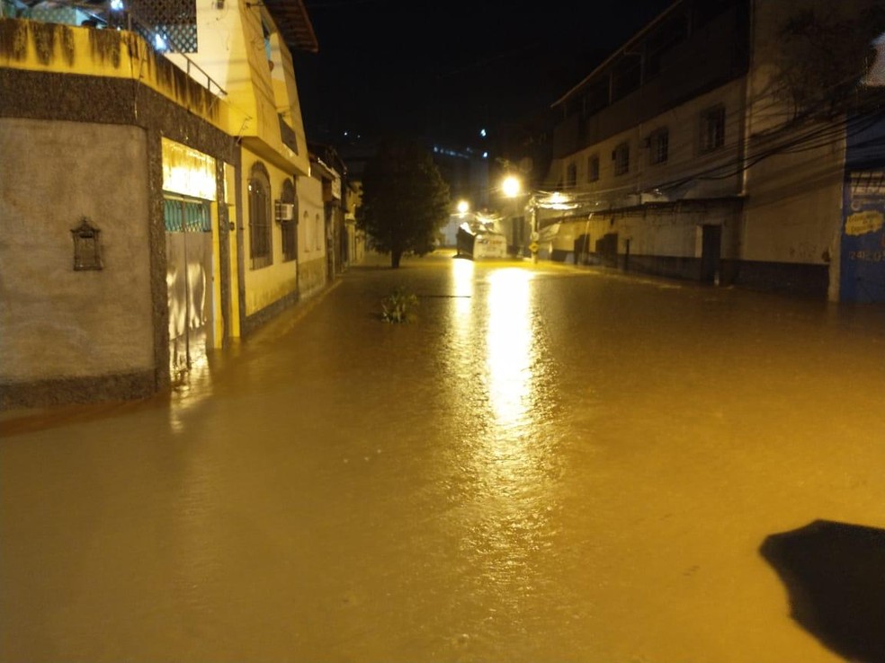 Rua alagada em Três Rios — Foto: Divulgação