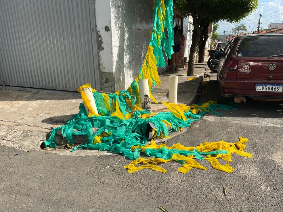 Decoração na Rua da Copa, em Teresina, é arrancada após derrota do Brasil — Foto: Layza Mourão/g1