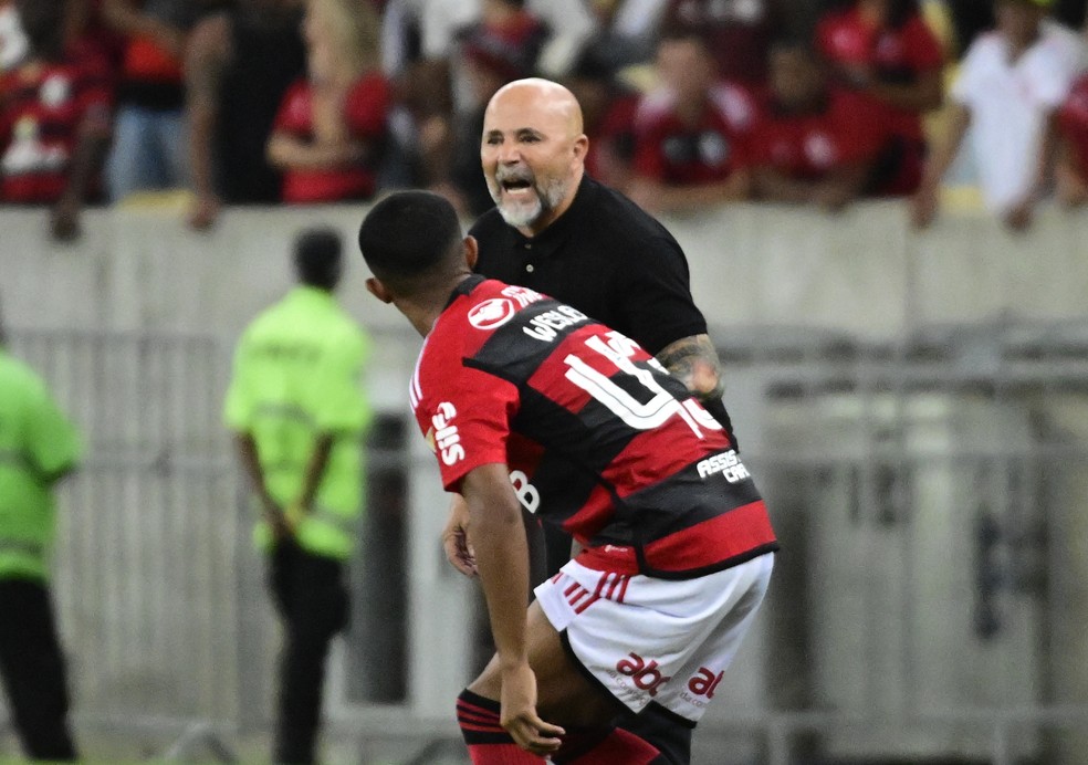 Sampaoli grita enquanto Wesley o observa em Flamengo x &Ntilde;ublense, primeiro jogo do lateral com o argentino &mdash; Foto: Andr&eacute; Dur&atilde;o