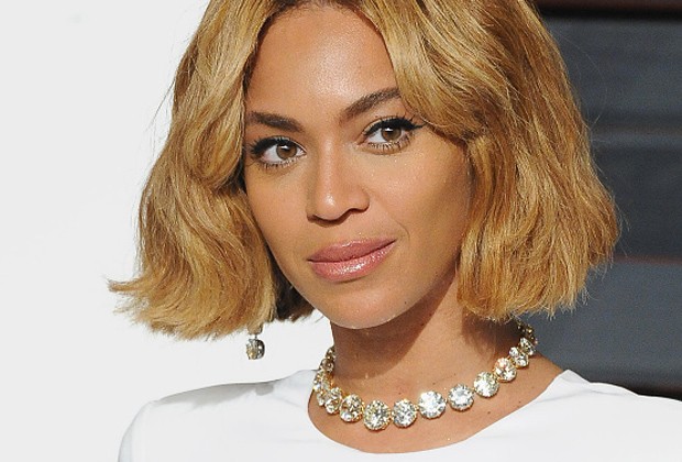 Beyoncé exibe seu colar de diamantes, que simbolizam vida e pureza (Foto: Getty Images)